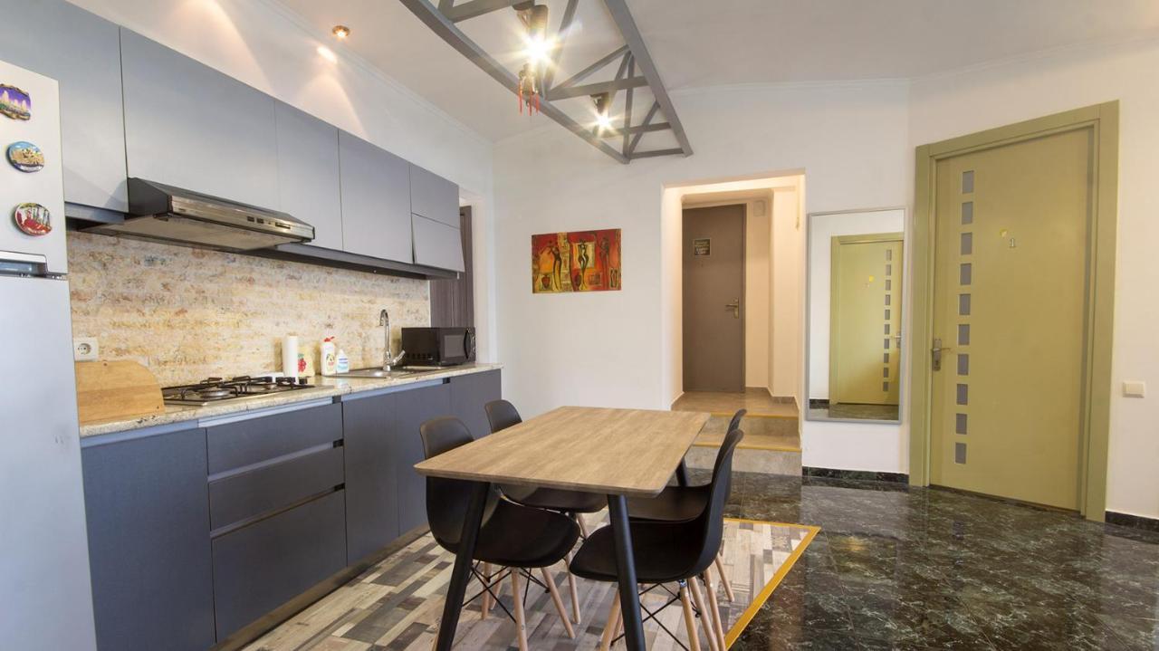 4 Bedroom Apartment On Liberty Square Tbilisi Eksteriør bilde